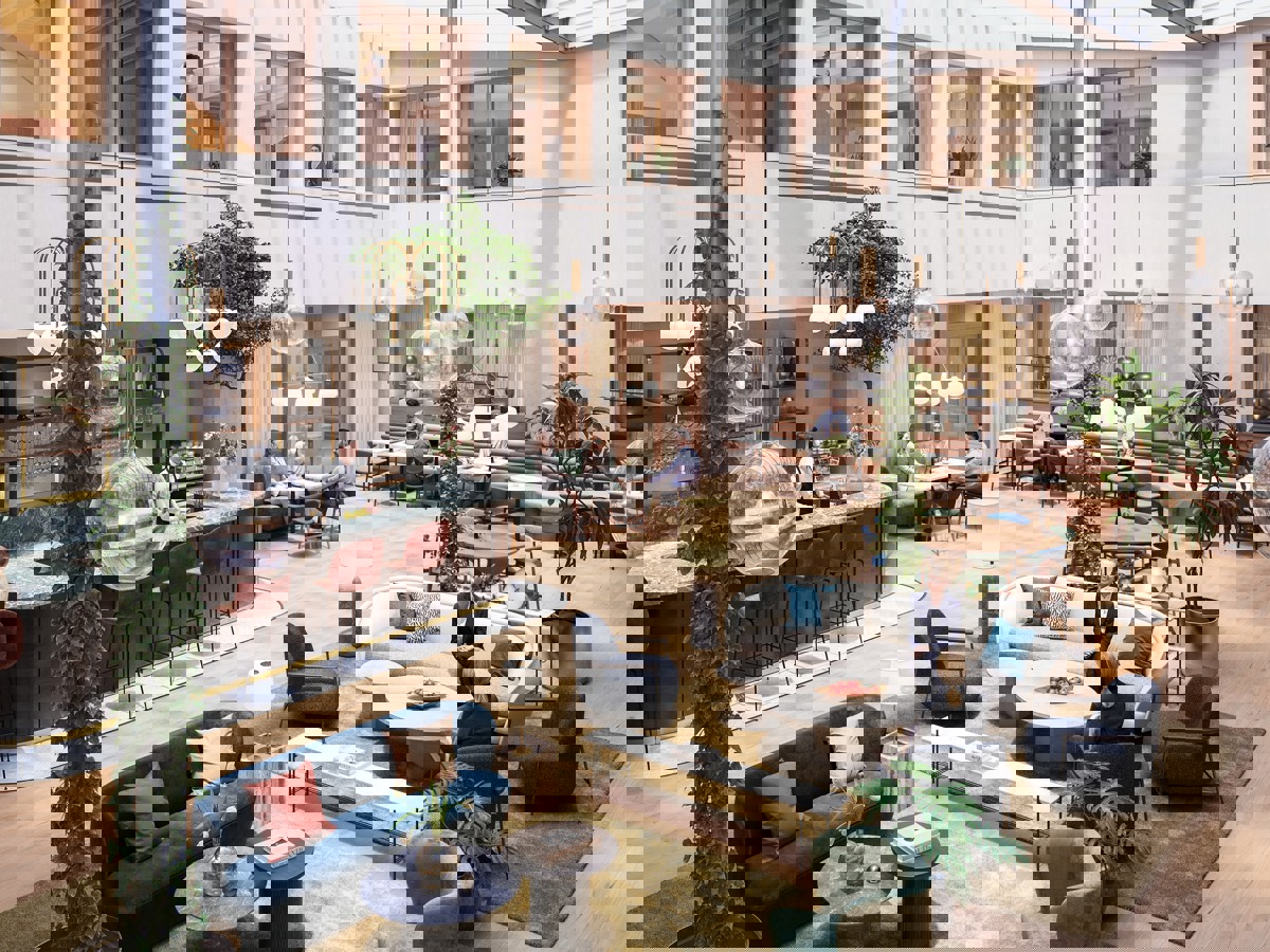 RÅformat_Hufvudstaden_Kv_Johanna Cecil_Atrium_Overview_People (1).jpg